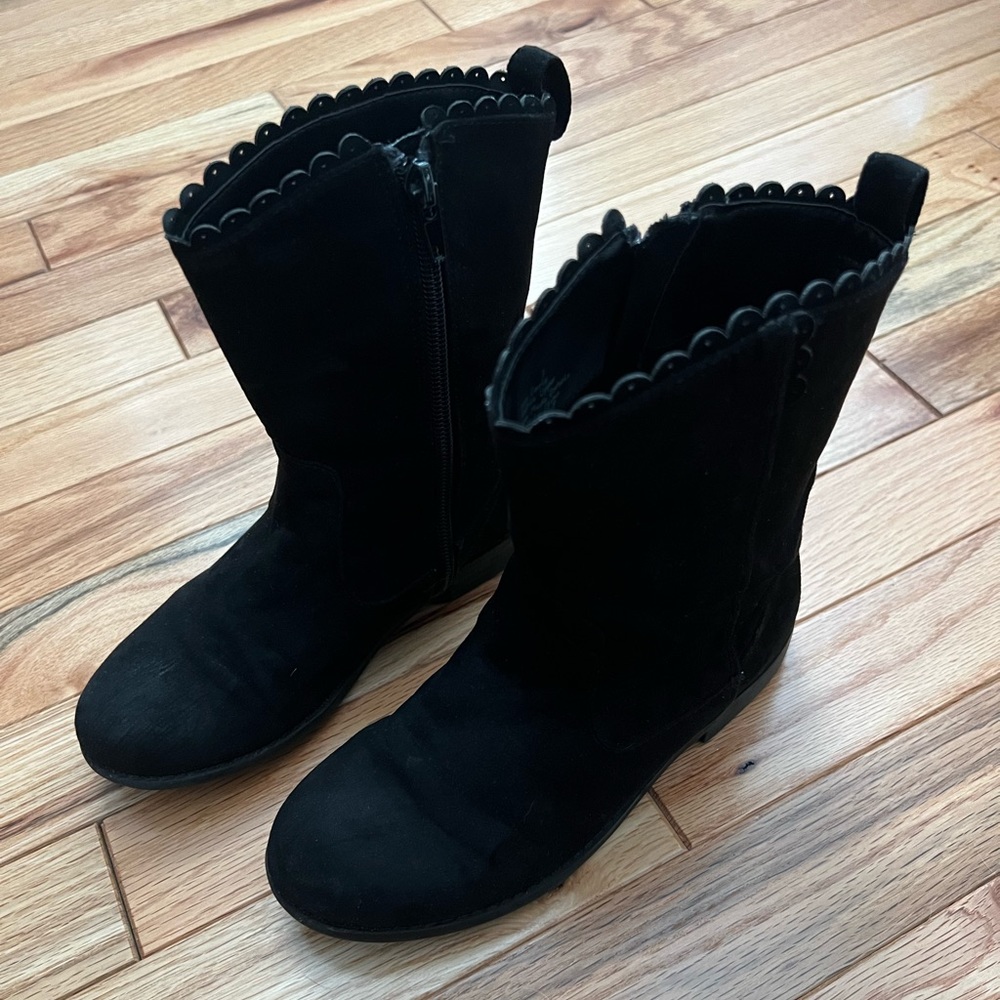 JACK ROGERS Girls' Miss Carly Boot, Size 1. Black with scalloped trim. Side zip.